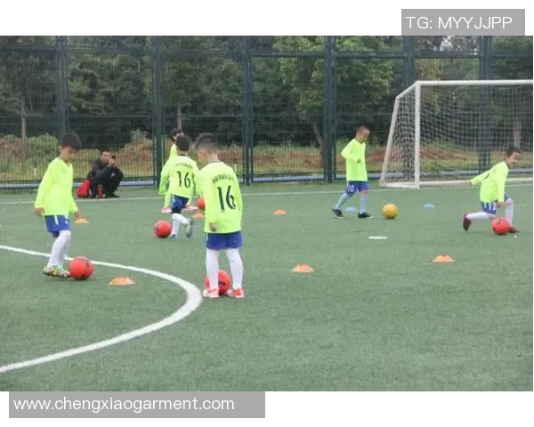 足球场上的长发球星燃情演绎 足球梦想与力量的完美融合